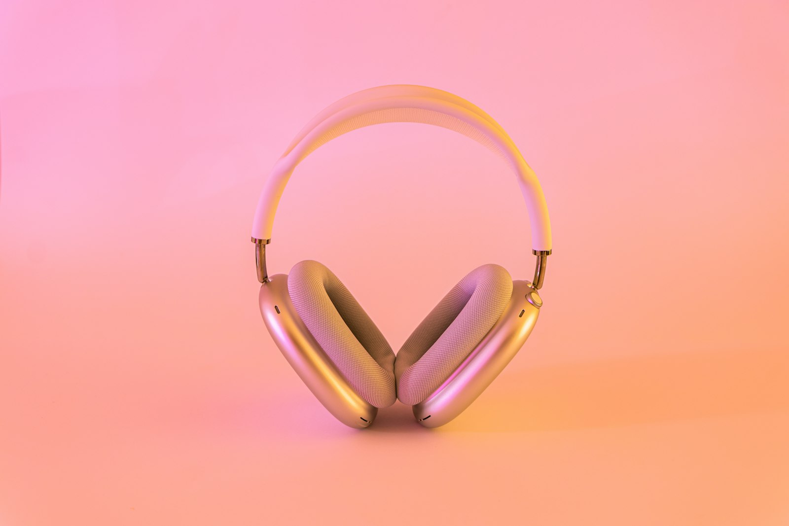 Over-ear headphones with light, deep pads